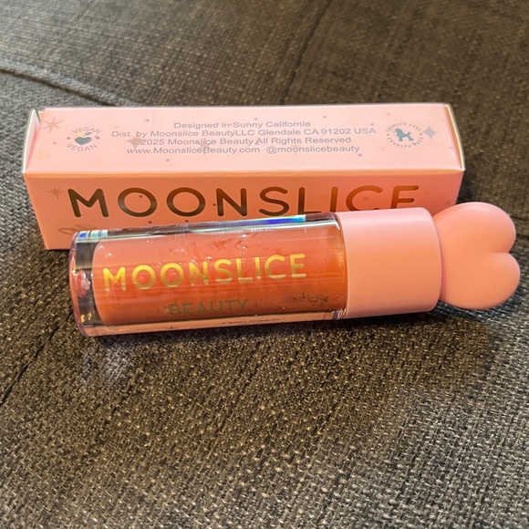 Moonslice BeautyLip Oil in Popular (sheer dusty pink) - Picture 3 of 9